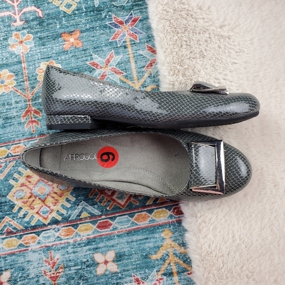 Aerosoles Gray Buckle Flats Women US 6 - Picture 2 of 11